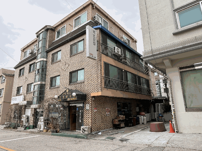 [본건 북동측 측면 전경]