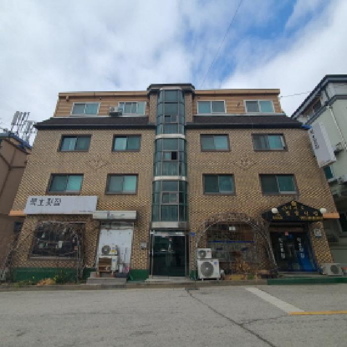 본건 제시목록 토지 및 건물의 전면 전경