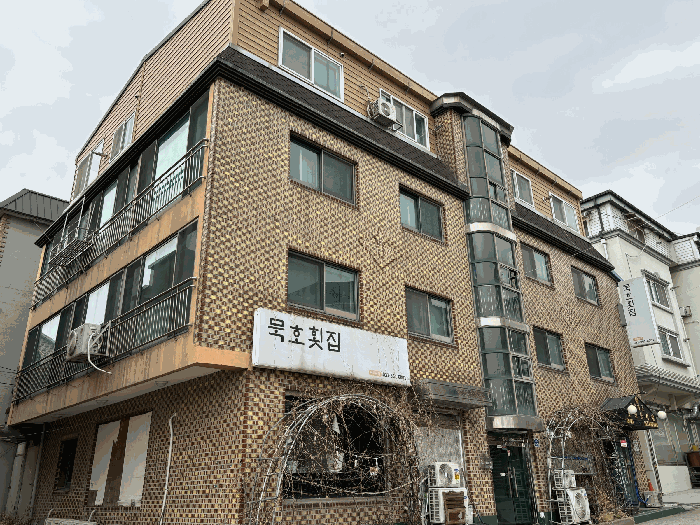 [본건 남동측 측면 전경]