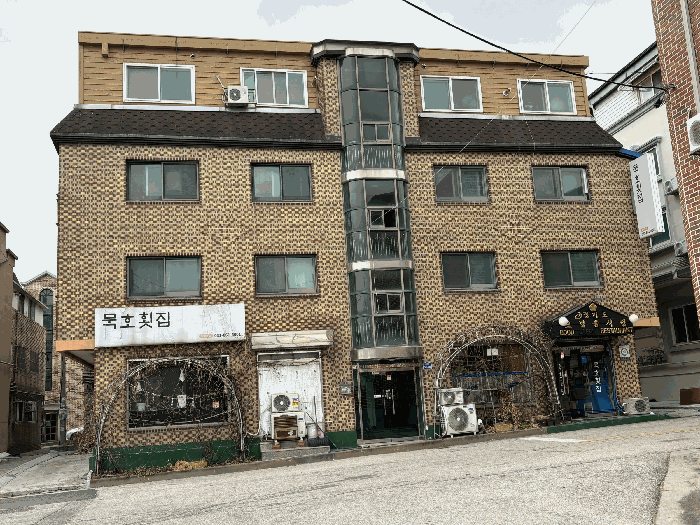 [본건 동측 정면 전경]