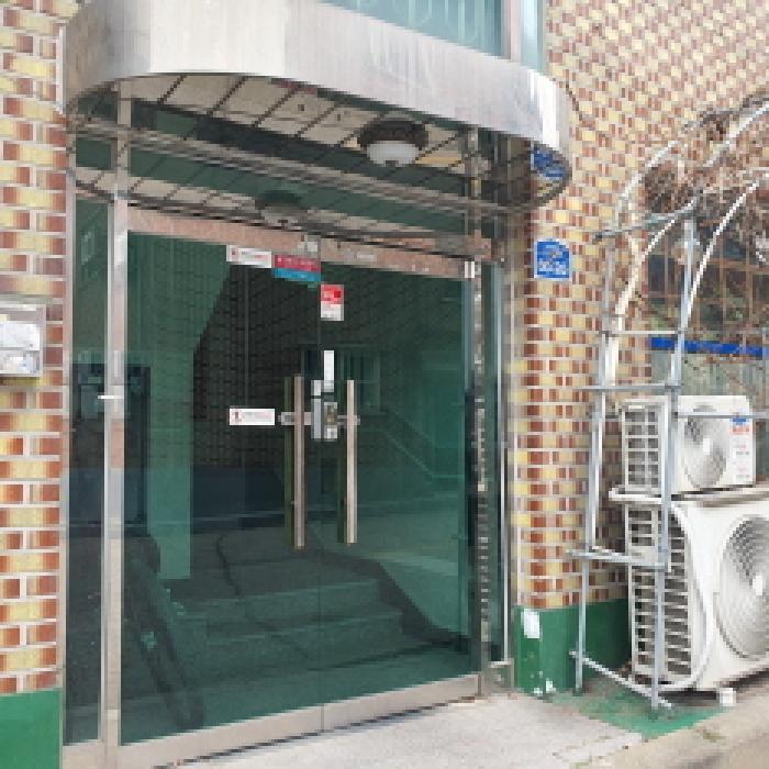 2-4층 주택의 공동 출입문 전경