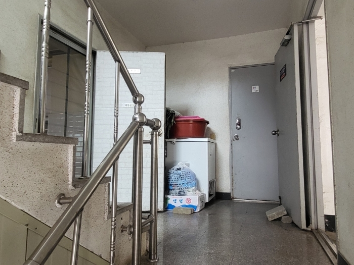 건물 1층 계단실