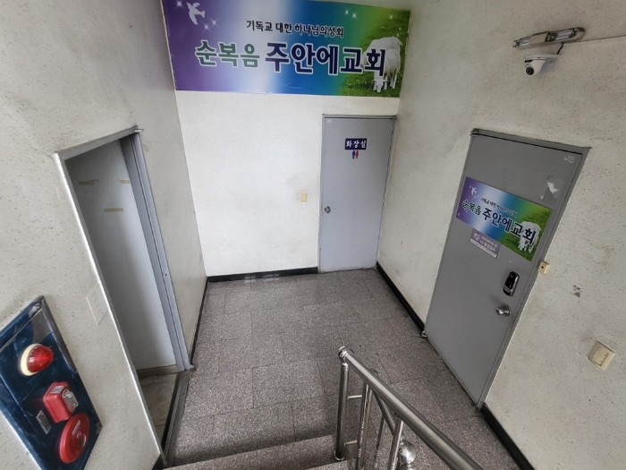 건물 2층 계단실