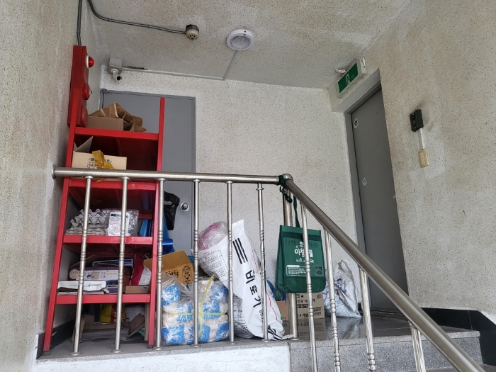 5층 주택 계단실