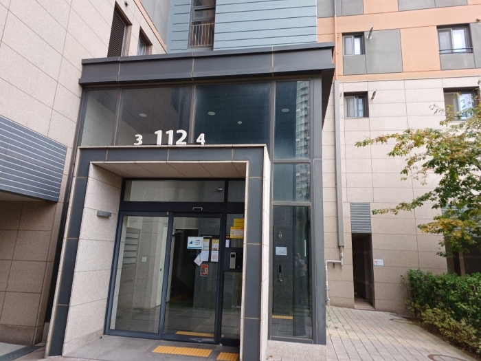 본건 112동 3,4호라인 출입구