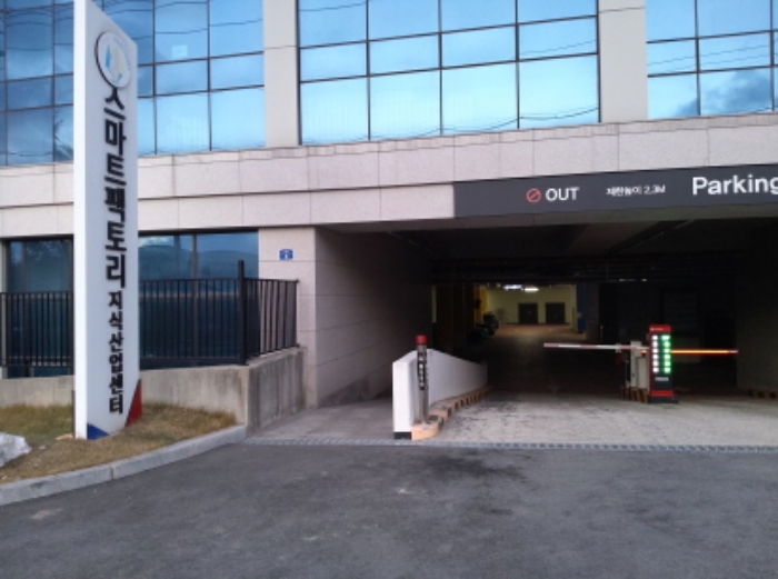 * 본건 목적물 소재 건물 공동출입구 전경