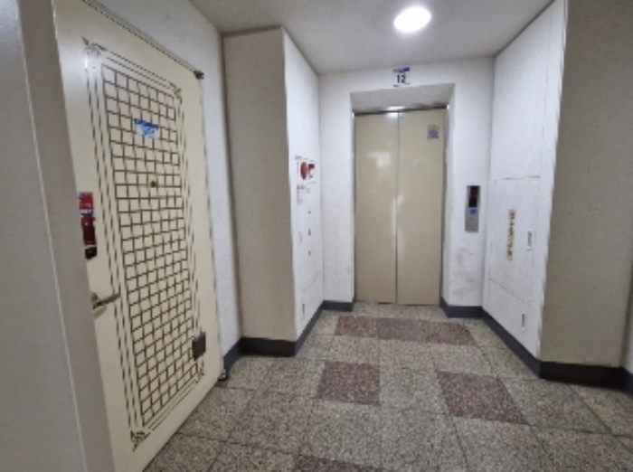 12층 엘리베이터 앞 (좌측이 1201호)