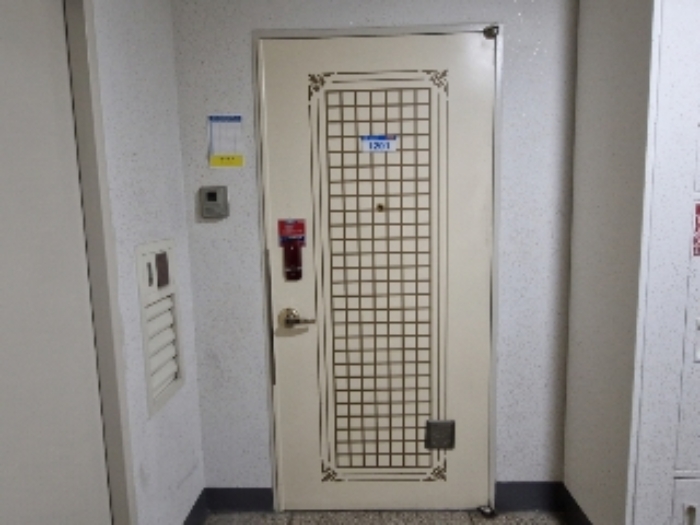 1201호 출입문