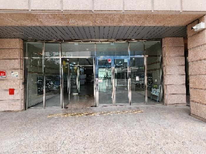 공동 현관 입구