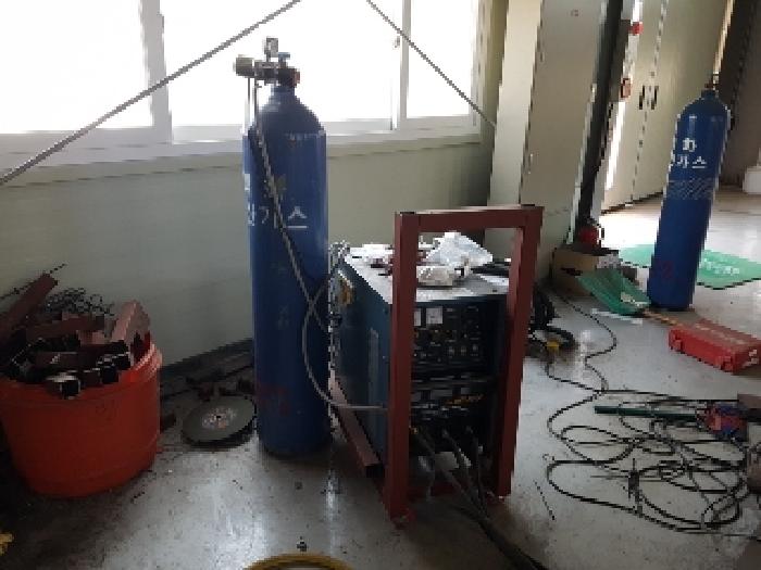 기계기구(공작물) 2번 
CO2용접기