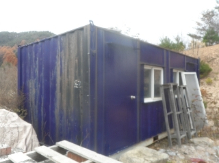 기호 1번 지상에 소재하는 것으로 보이는 제시외 이동가능한 컨테이너