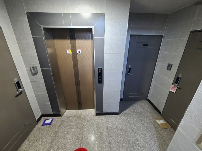 본건 건물 3층 복도 전경