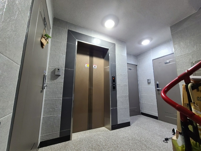 본건 건물 2층 복도 전경