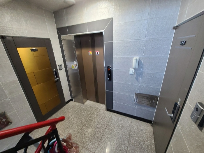 본건 건물 4층 복도 전경