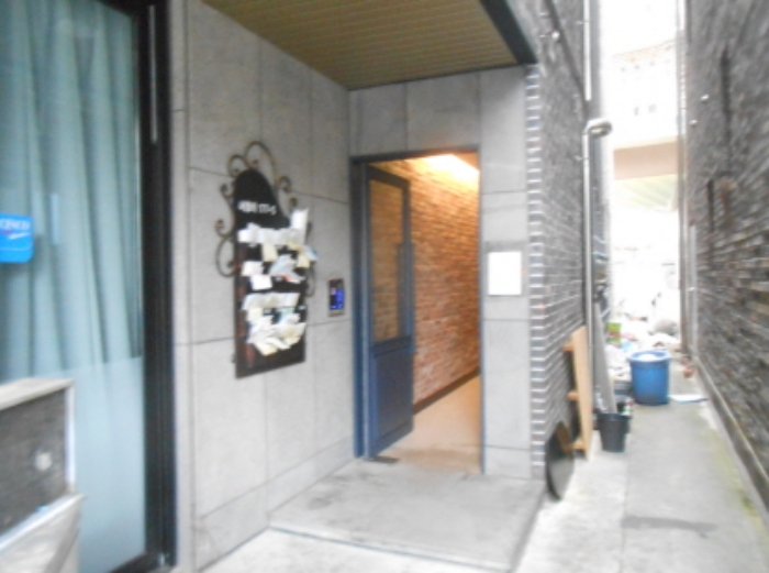 건물 출입구 모