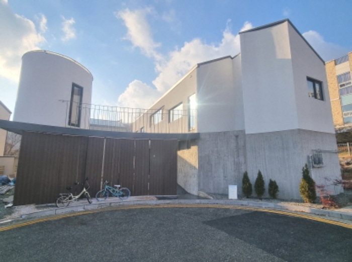 건물 전경(우측) 및 제시외 건물(좌측)