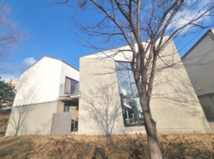 건물 뒷쪽(서쪽) 모습