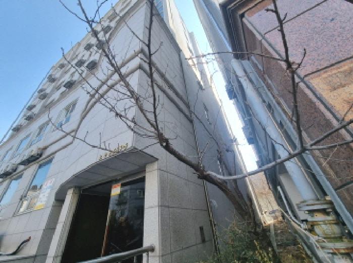 건물 서쪽 모습