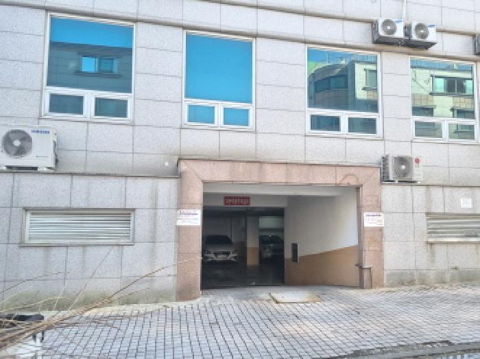 지하 주차장 입구 모습