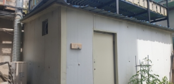 2번 부동산 동북측 제시외 조립식 판넬지붕 창고 모습