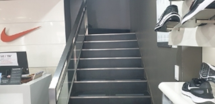 2번 부동산 내 임차인 전**이 임차사용중인 상가 내 2층 계단 모습