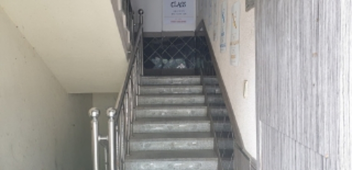 2번 부동산 남측 2층으로 통하는 계단모습
