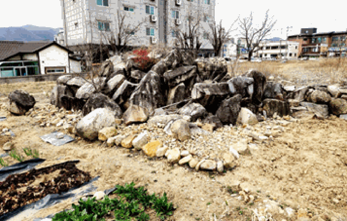 【 본건 기호(3) 지상에 소재하는 자연석 】