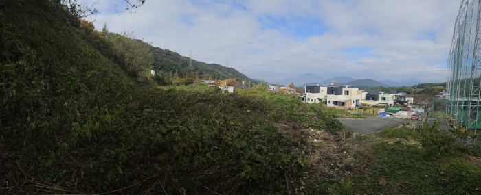 주위환경(일련번호(1) 동측에서 촬영)