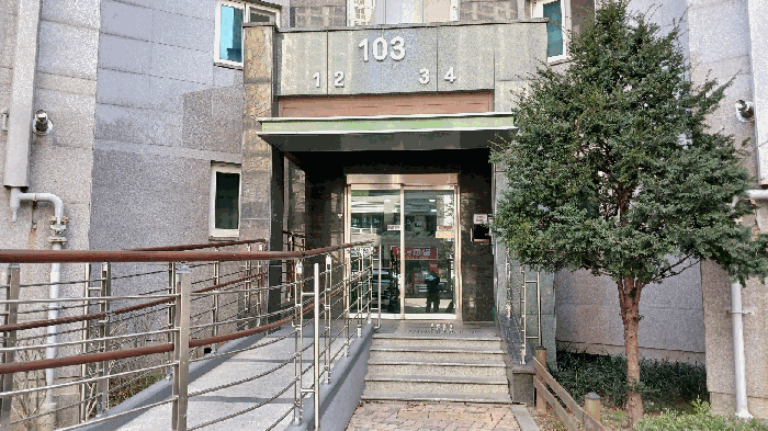 1층 출입구 전경