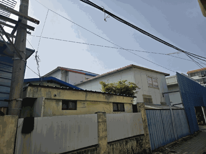 본건 전경사진, 남동측 인근에서 촬영