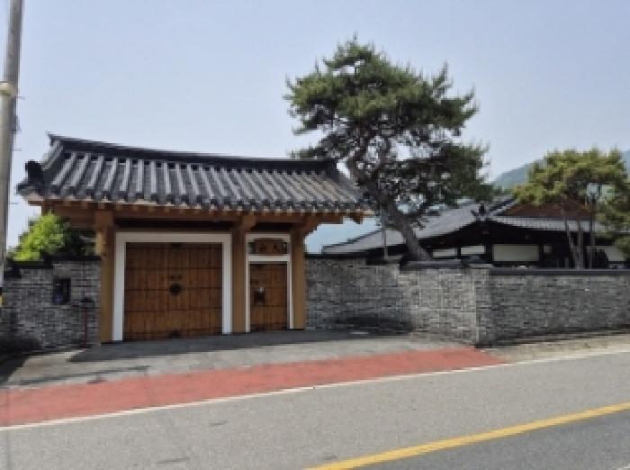 목록 4 제시외 기와지붕 목조 대문