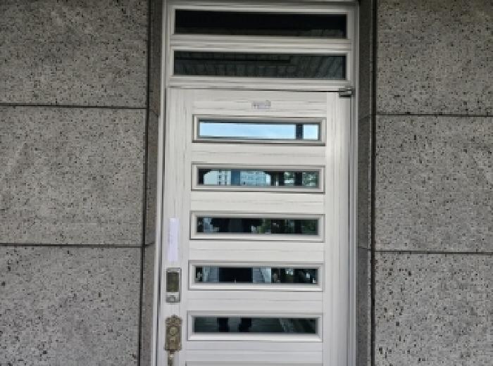 목록 2번 전경(3층 단독주택 현관문, 안내장 남겨놓음)