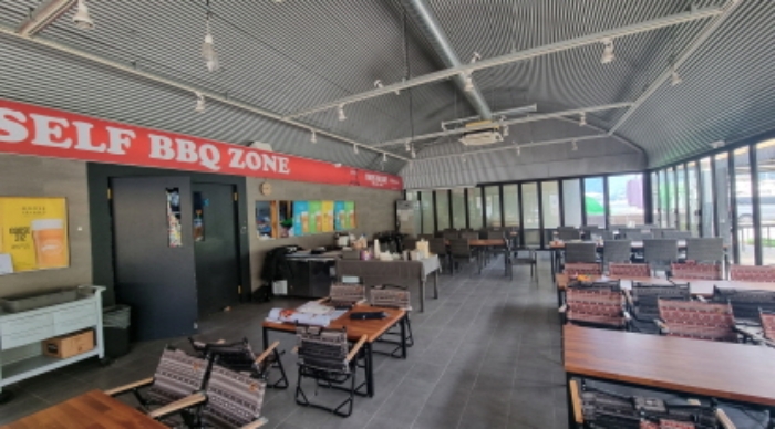 목록 6. 건물 중 셀프바베큐장 및 카페 내부