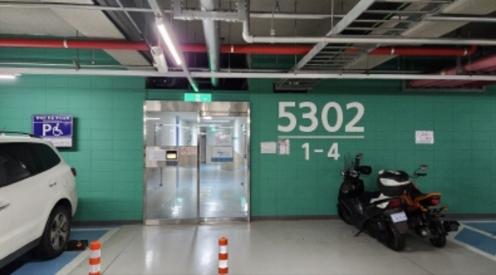 지하주차장 출입현관