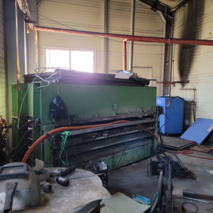 목록4(나동) 건물 내부(제시외 프레스기 1기) 전경