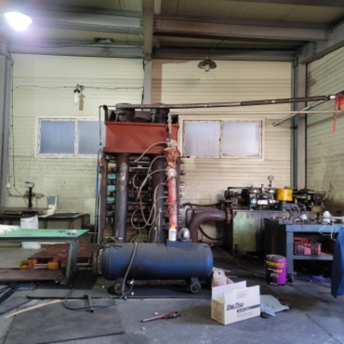 목록3 건물내부 및 별지 공장 및 광업재단저당법 제6조에 의한 기계 기구 목록 P-11 프레스기 1대 전경