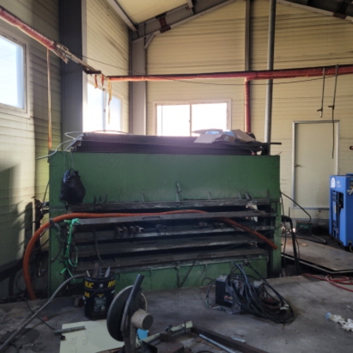 목록4(나동) 건물 및 내부(제시외 프레스기) 전경