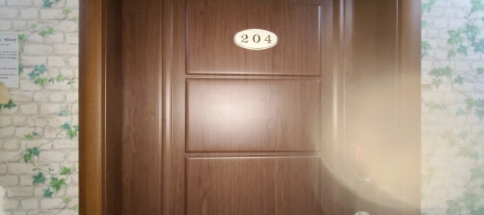 목록 2 건물 중 204호 출입문 전경