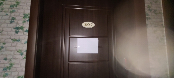 목록 2 건물 중 207호 출입문 전경(안내문 부착)