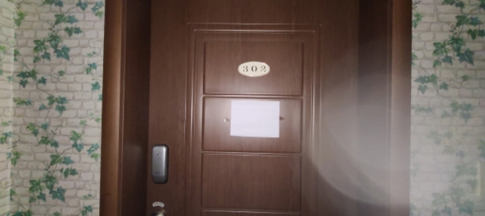 목록 2 건물 중 302호 출입문 전경(안내문 부착)