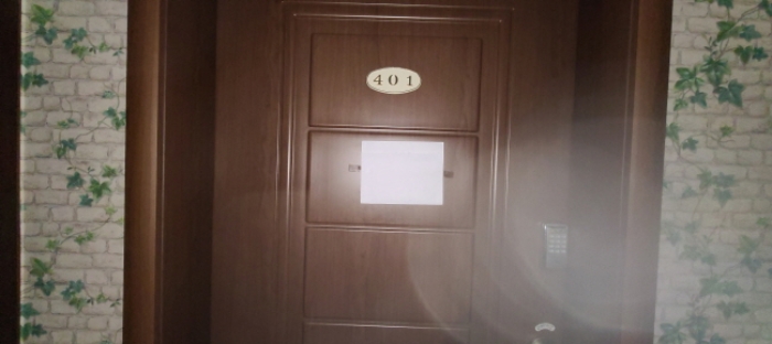 목록 2 건물 중 401호 출입문 전경(안내문 부착)