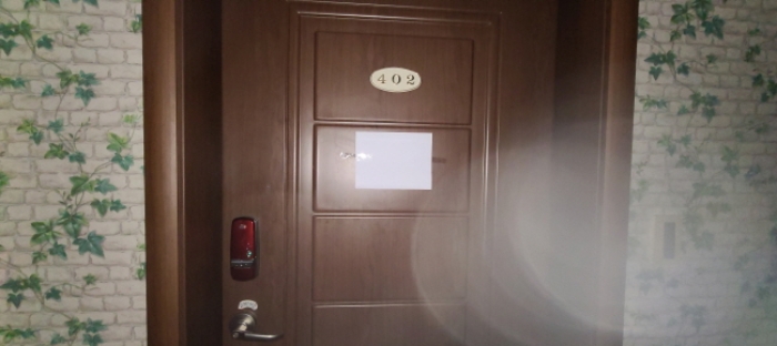 목록 2 건물 중 402호 출입문 전경(안내문 부착)