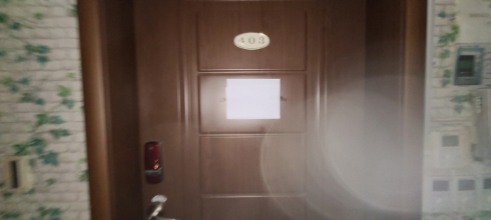 목록 2 건물 중 403호 출입문 전경(안내문 부착)