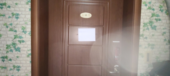 목록 2 건물 중 405호 출입문 전경(안내문 부착)