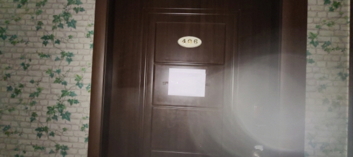 목록 2 건물 중 406호 출입문 전경(안내문 부착)