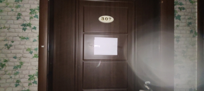 목록 2 건물 중 307호 출입문 전경(안내문 부착)