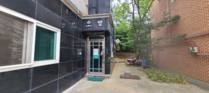 목록 2 건물의 공동 출입구 전경