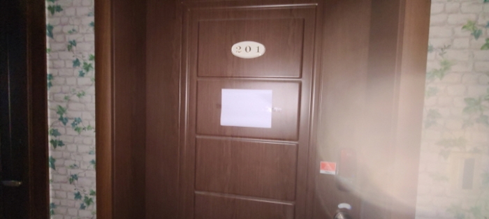 목록 2 건물 중 201호 출입문 전경(안내문 부착)