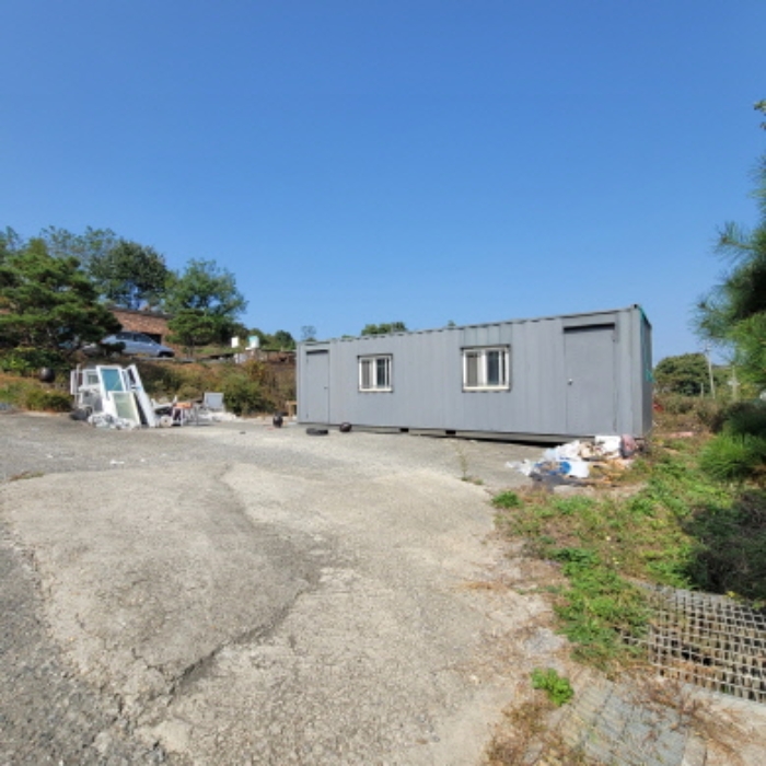 목록1 토지 전경(제시외 컨테이너 있음)