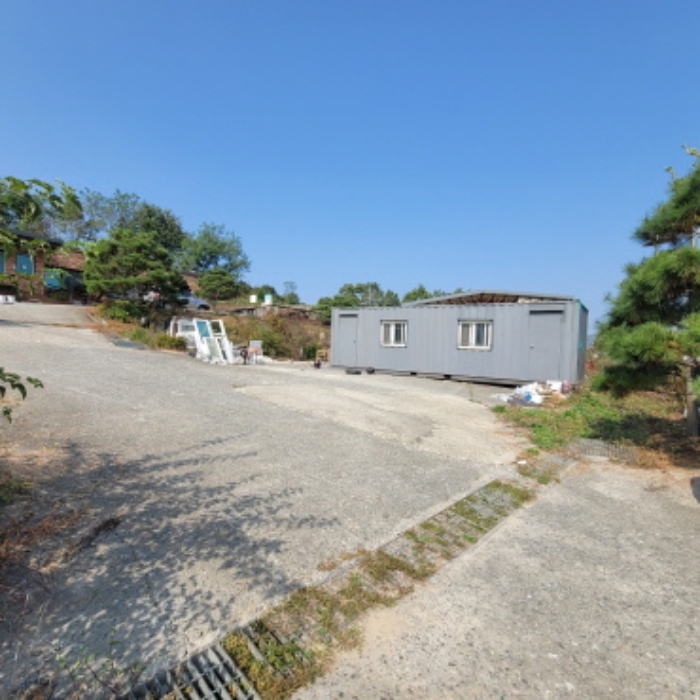 목록1 토지 전경(제시외 컨테이너 있음)